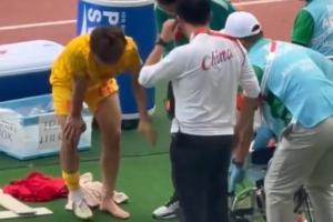 东体现场直击：毛伟杰伤退拒轮椅 坚持自行离场步伐蹒跚