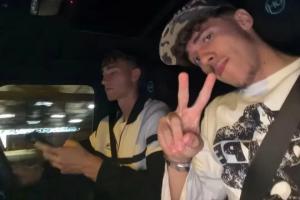切勿效仿！马卡报：赫伊森与皮塔奇合影引争议，前者疑边开车边看手机