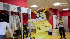 趣味迎归！青岛西海岸喜迎李昊亚运摘铜归来 吉祥物热舞“震胸舞”助兴