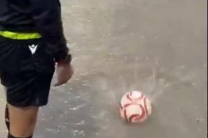 暴雨淹没球场！西班牙第四级别联赛被迫延期 主裁抛球测积水皮球直接漂走