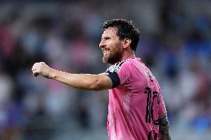 每体:梅西抵达阿斯图里亚斯领取奖项,严密安保难挡粉丝热情