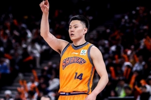 会飞的三分射手！李弘权上半场7中4得到10分2板1断 三分4中2