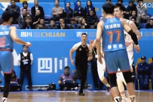 强度不小！黄荣奇&郭昊文对抗产生小摩擦 后者推人被吹进攻犯规！
