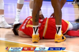 远离伤病啊！孙铭徽突破崴脚痛苦倒地 蹦着返回更衣室