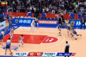 防守突然没了！卡梅隆·杨突破轻松上空篮反超打停同曦