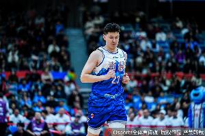 全能锋线！阿不都沙拉木打满半场 6中4拿到9分7板5助
