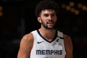 媒体人：布泽尔再次展现自己的可塑性 这只是他的第五场NBA比赛