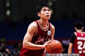 拼尽全力！陆文博三分8中5贡献17分 罚球2中2