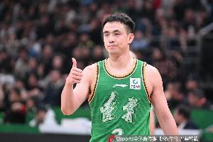 稳健控场！赵继伟半场三分4中3拿到11分3助 正负值+17