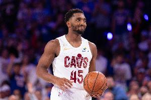 连续绝平三分失手！米切尔19中7拿22分 三分9中1