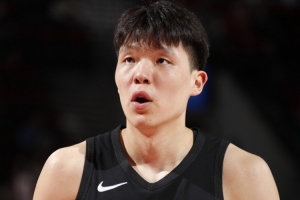 解说：杨瀚森登场后三分线外张手命中 没什么发声方式比这更有效