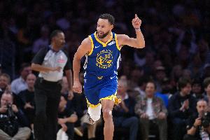 惹不起！库里生涯5场15+罚比赛全胜 场均50分 命中率52/45/95%