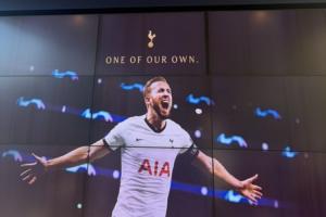 优秀毕业生！热刺训练基地纪念凯恩获金球奖：我们的一员