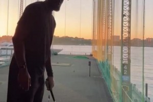 没比赛的时间 詹姆斯夕阳下打高尔夫 ：“日落前的时光”