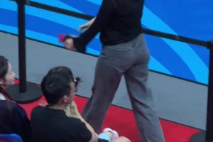 福建队的战绩配不上她的流量：伍佰兰，场边最稳的“焦点”