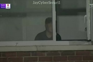 这位置无敌！小球迷家的球景房今天也是看上阿森纳的比赛了