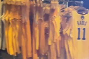 跟着“周玲安”一起来看看湖人赛后场外的光景吧