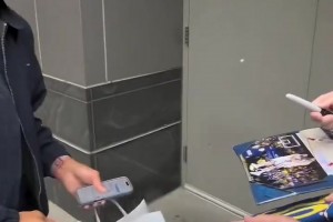 是有什么心事嘛 库里街头为球迷签名，感觉情绪不是很好