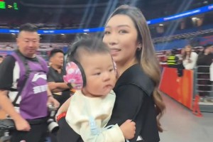 萌宝出击！Benli李弘权妻子带着超级萌宝出席CBA揭幕战...
